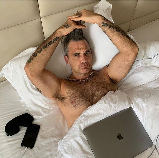 Robbie Williams si při neděli přispal a jeho potomci mu to nedarovali. 