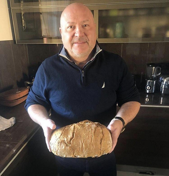 Michal David peče domácí chleba.