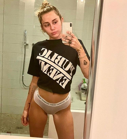 Miley Cyrus v poslední době zásobuje fanoušky zrcadlovými selfie. 