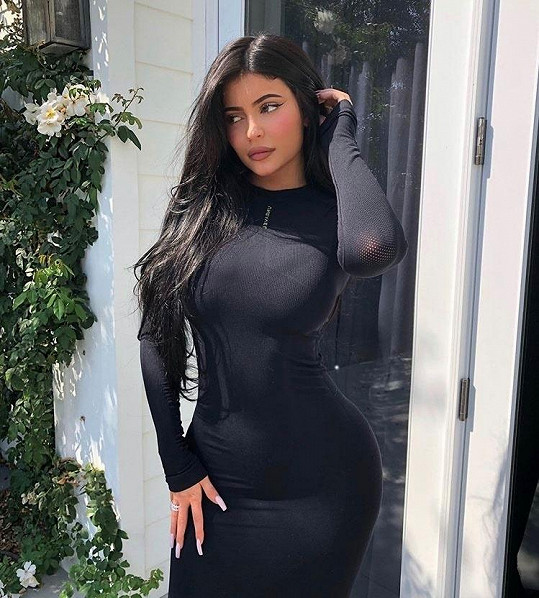 Kylie Jenner vystavila na odiv tělo tvaru přesýpacích hodin. 