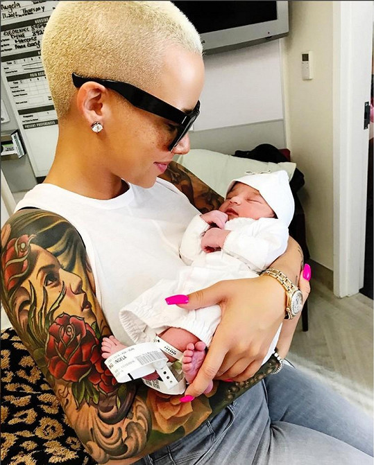 Chynu v nemocnici navštívila kamarádka Amber Rose, která fotku s malou Dream sdílela na Instagramu.