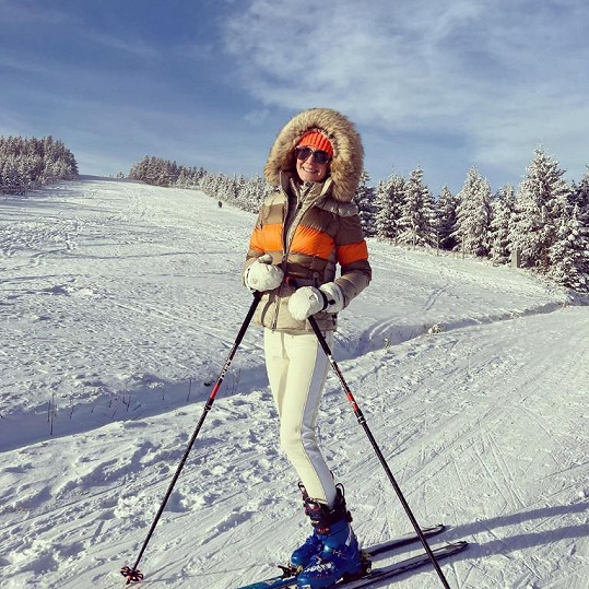 Jana Doleželová i při zavřených lanovkách ve Špindlu lyžuje.