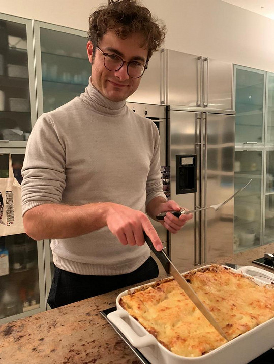 Právě krájí lasagne. Moc rád vaří, hlavně italskou kuchyni. "To asi zdědil po mně," komentuje tuhle synovu vášeň se smíchem jeho máma.