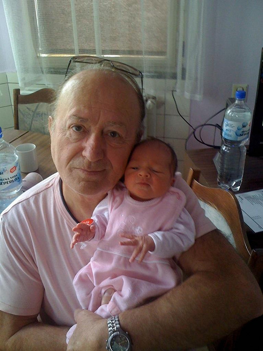 Pyšný otec Petr s novorozenou dcerou.