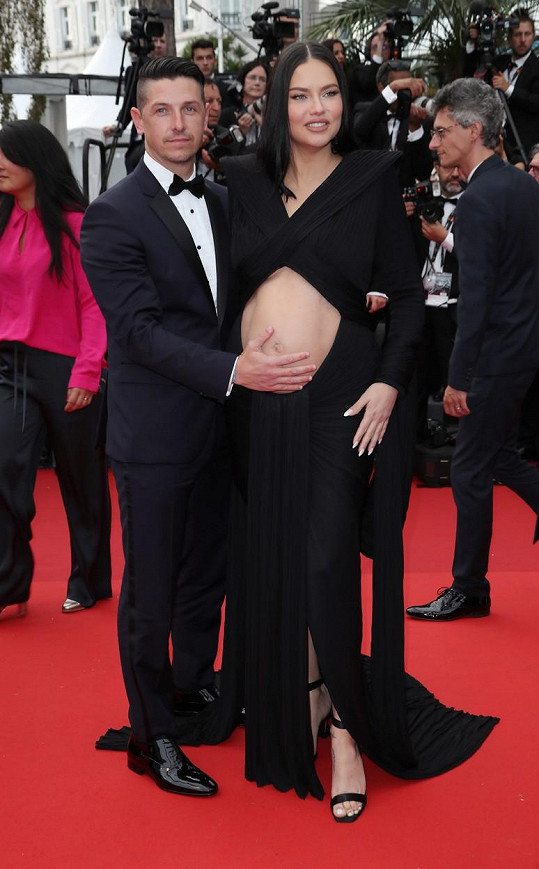Adriana Lima s partnerem Andrem Lemmersem na filmovém festivalu v Cannes.