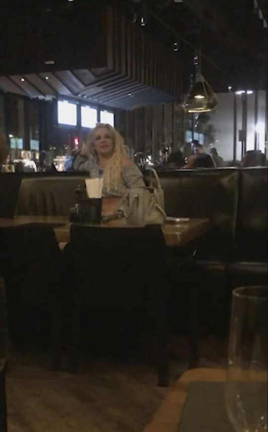 Britney Spears natočili v restauraci při údajném "manickém zhroucení". 