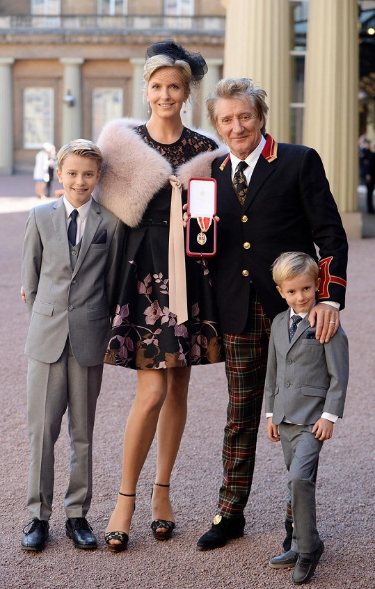 Penny Lancaster s manželem Rodem Stewartem a syny Aidenem a Alastairem na archivním snímku z Buckinghamského paláce. V roce 2016 mu byl udělen rytířský titul.