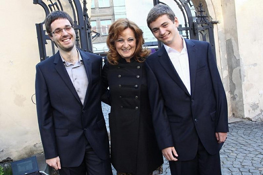 Simona Stašová po boku synů Marka (vlevo) a Vojty. Právě jim Bohdalová koupila vilu v Hostivaři.