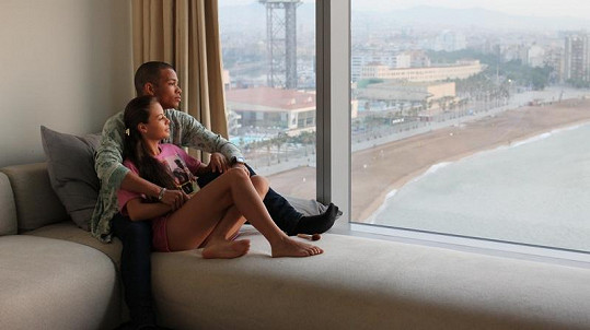 Ben Cristovao a Monika Bagárová v hotelovém pokoji.