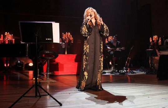 Část pražského koncertu ve Smetanově síni odzpívala zpěvačka bez mikrofonu.