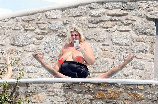 Gemma se nikdy nebála dát své křivky na odiv, ale že bude na dovolené až takhle odvážná, to asi nikdo nečekal...