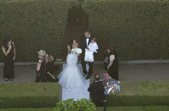 Ženich Kris s nevěstou Kim a jejím se synovcem Masonem, jehož maminkou je Kourtney Kardashian.