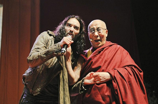 Dalajláma i Russell Brand se v Manchesteru dobře bavili.
