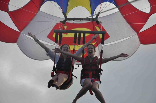 Andrea s kamarádkou si vyzkoušely let balonem zavěšeným za motorový člun.