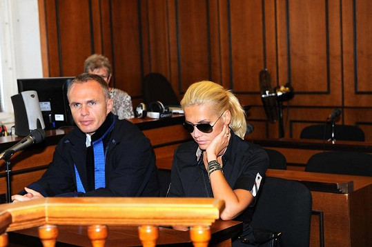 Dara se svým advokátem Robertem Vladykou.