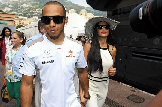 Zpěvačka a její pyšný partner Lewis Hamilton.