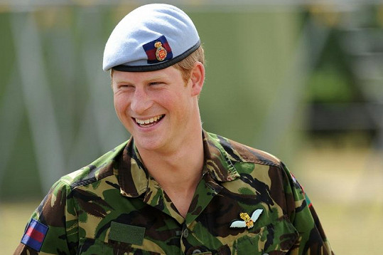 Princ Harry v uniformě pilota RAF.