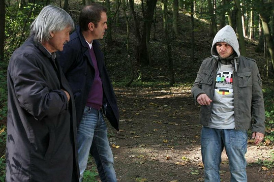 Rostislav Novák ml. s Mirkem Etzlerem a Pavlem Soukupem při natáčení seriálu Cesty domů.