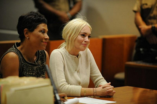 Problémová Lindsay Lohan už jako blondýnka u soudu.