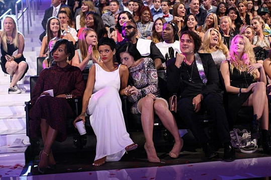 Rihanna s Katy Perry na udílení MTV Video Music Awards.
