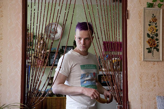 Ve filmu Kobry a užovky měl na hlavě také fialové číro.