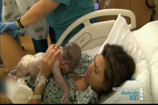 Kourtney Kardashian si poprvé chová novorozenou dcerku.