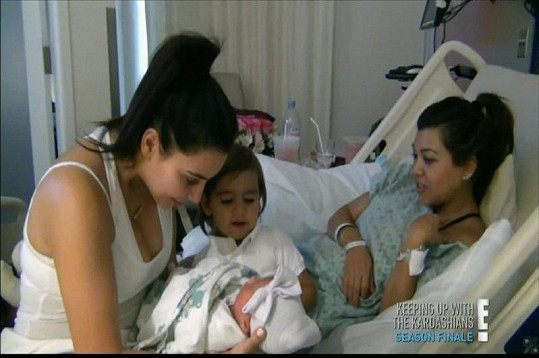 Kim Kardashian ukazuje malou Penelope staršímu bráškovi Masonovi.