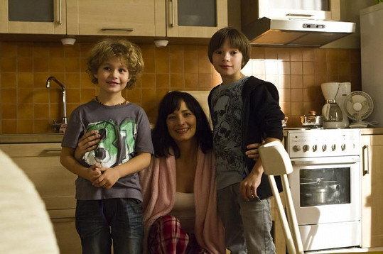 Daniela Šinkorová se svými seriálovými syny. I bez líčidel vypadá herečka skvěle.