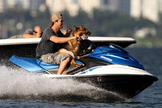 Iglesias se svým psem na vodním skútru na Miami Beach.