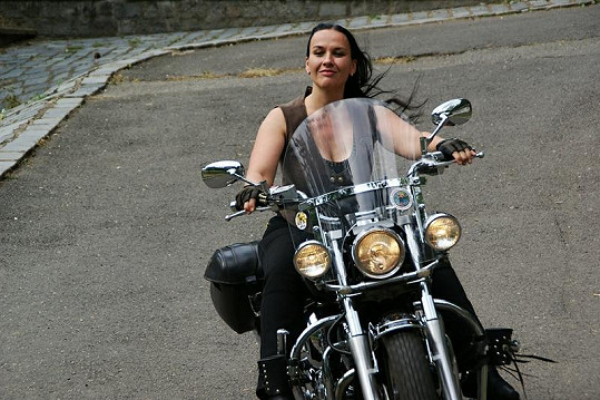 Jana Rychterová je se svou motorkou doslova srostlá.