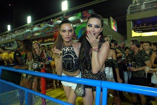 Krásky na karneval doprovodila i brazilská modelka Barbara Fialho (30), která aktuálně randí s Lennym Kravitzem. Toho po jejím boku protentokrát vystřídala Adriana Lima.