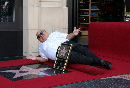 Herec Danny DeVito se dočkal, má svou hvězdu v Los Angeles.