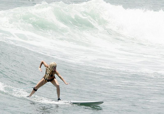 Lady Gaga surfuje v mexickém resortu Puerto Vallarta.
