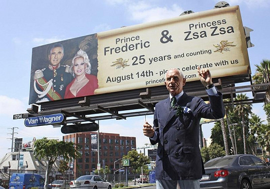 Frédéric Prinz von Anhalt ukazuje na billboard k oslavám 25. výročí svatby se známou herečkou. 