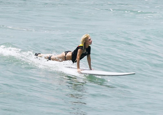 Gaga se učila vzpřímit tělo na surfu.