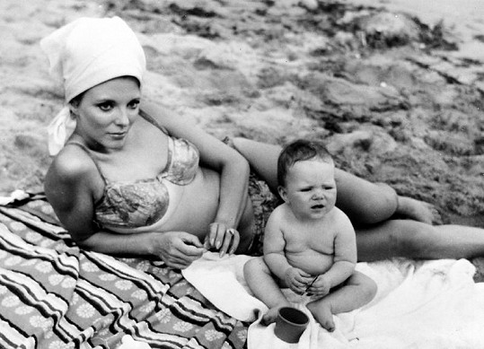 Joan na soukromé fotce z dovolené v Itálii s dcerou. Psal se rok 1964.