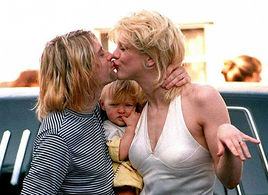 Courtney s Kurtem a dcerkou na snímku z roku 1993.
