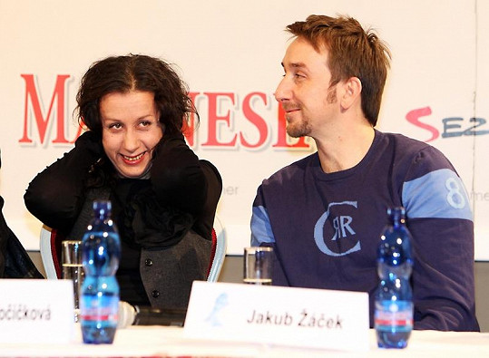 Nominačním večerem diváky provedou Ester Kočičková a Jakub Žáček.