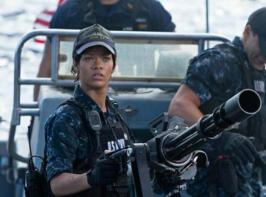 Rihanna jako drsná námořnice.