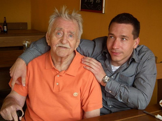 Oldřich Velen s vnukem Jakubem na natáčení Školního výletu.