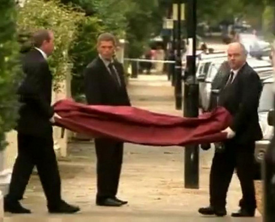 Pohřební služba odnáší mrtvé tělo Amy Winehouse.
