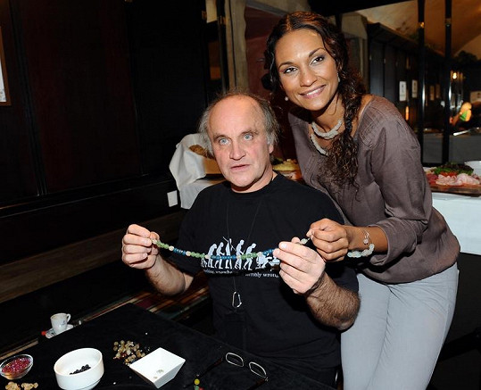 Lejla s přítelem Michaelem Kocábem vyráběli šperky pro charitu.