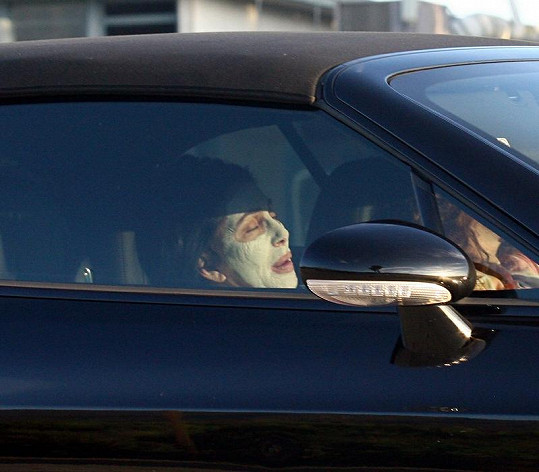 Cher ve svém luxusním Bentley.
