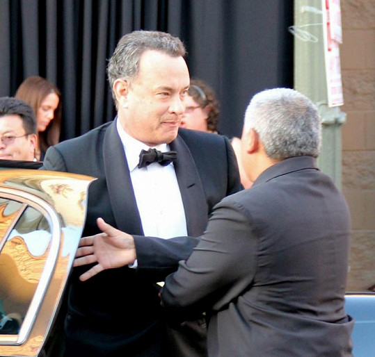 Tom Hanks dorazil v elegantním obleku.