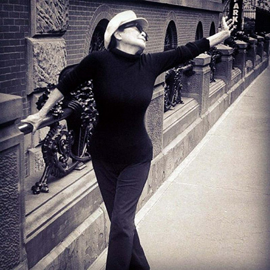 Yoko Ono zatančila přímo na ulici.