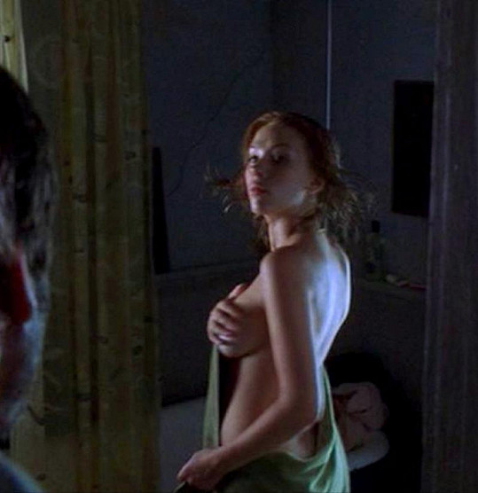 Scarlett Johansson v Písni lásky samotářky.