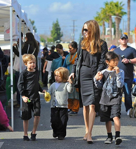 Angelina Jolie s dětmi. Vlevo kráčí Shiloh s ostříhanými vlasy.