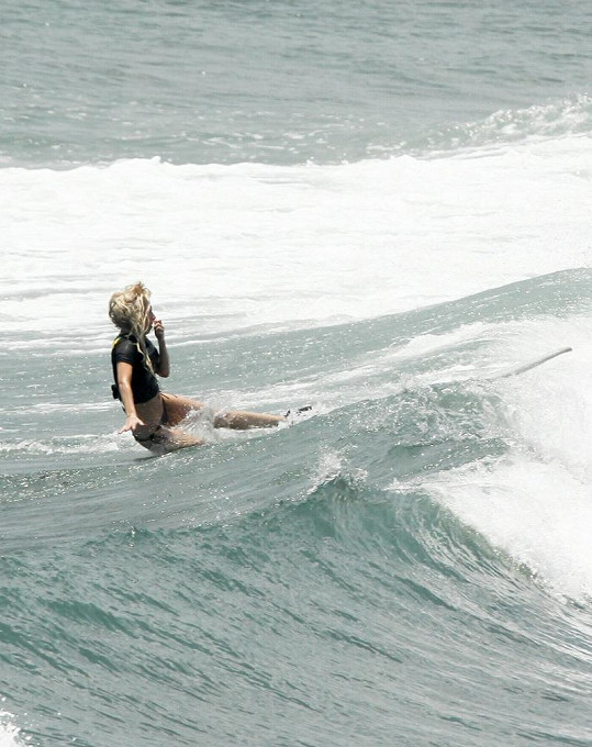 Bez několika pádů do vody se trénink neobešel, ale po pár lekcích už Gaga na surfu válela.
