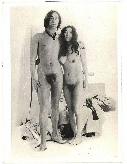 John Lennon a Yoko Ono na snímku foceném na samospoušť. 