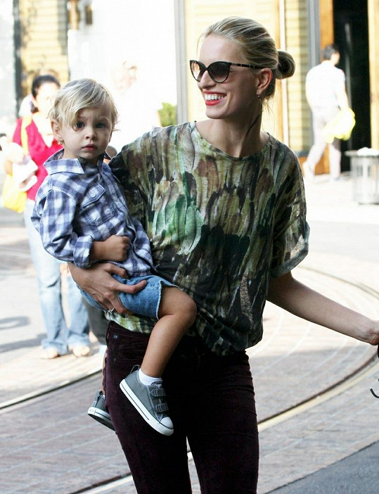 Karolína Kurková se svým téměř dvouletým synem Tobinem.